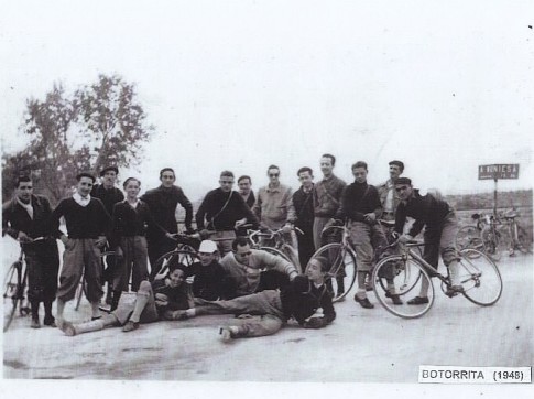 ciclistas del Club Ciclista Ebro en Botorrita en 1948