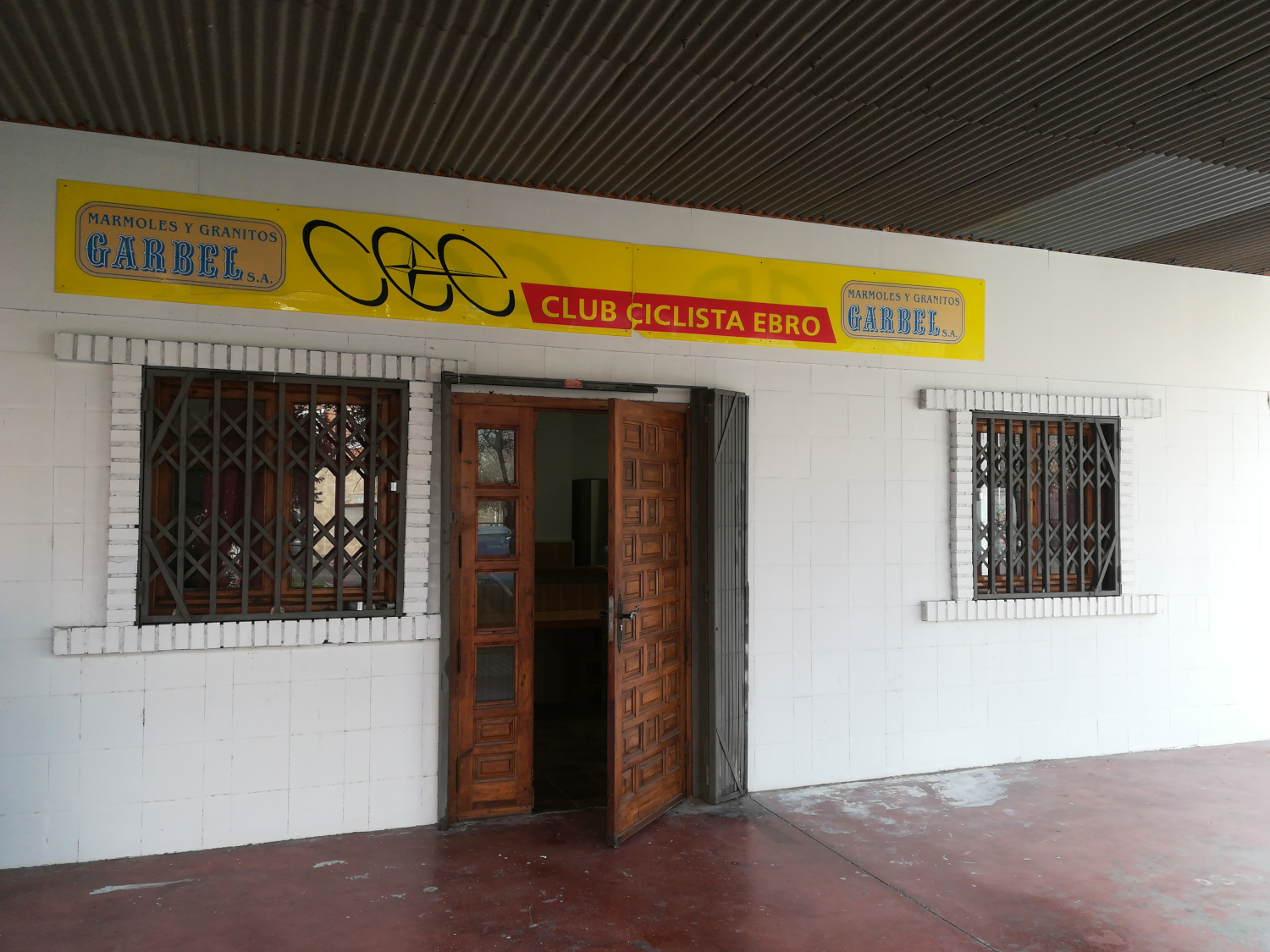 puerta de la sede del Club Ciclista Ebro